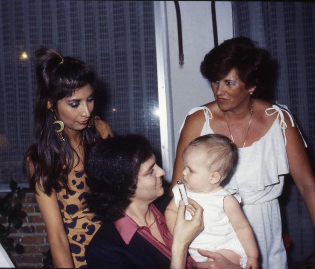 Una foto antigua de Lourdes con Camilo, que se muestra muy feliz jugando con el pequeño Camilín en sus rodillas.