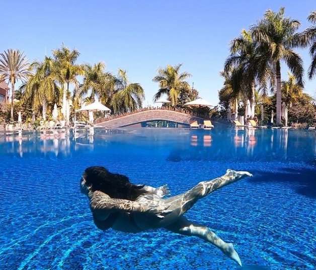 Anabel Pantoja, buceando en la piscina de un hotel.