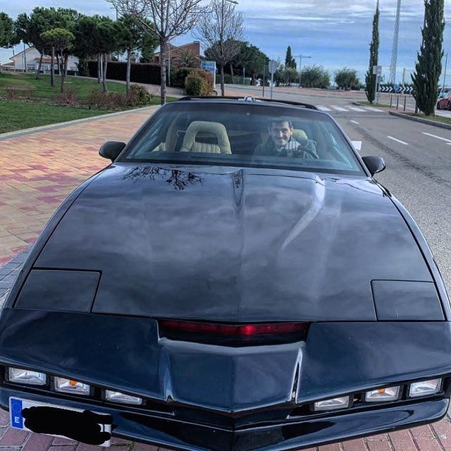 Iker Casillas conduciendo a Kitt, el 'coche fantástico'.