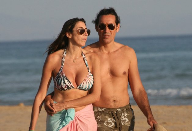 Paz Padilla y Antonio Juan Vidal paseando por la playa.