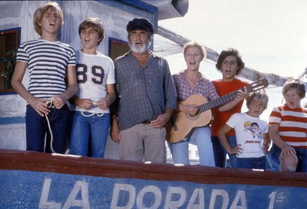 El reparto de 'Verano azul' en el famoso barco de Chanquete. La serie se rodó en las playas de Nerja y se emitió por primera vez en TVE en octubre de 1981, hace ya casi 40 años.