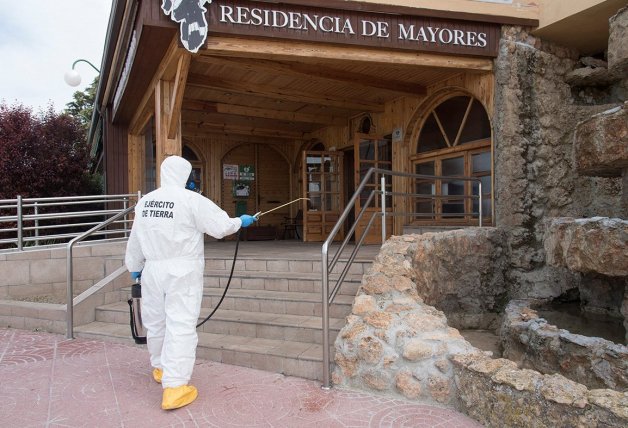 El ejército desinfecta la residencia de mayores la Abubilla en Yéqueda, cerca de Huesca.