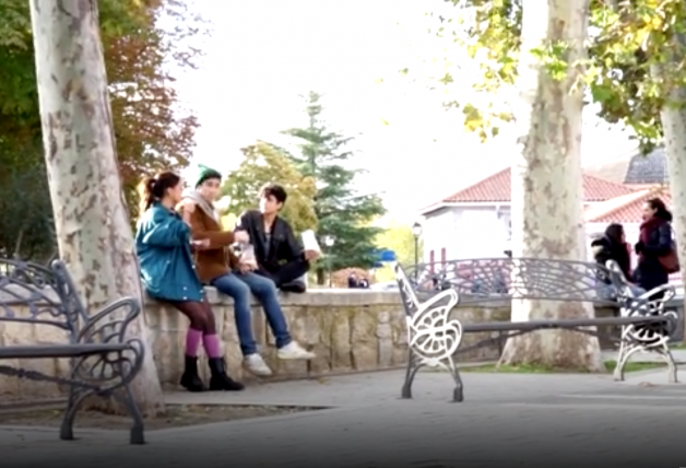 El primer vídeo que RTVE ha facilitado muestra a la joven con dos amigos, comiendo pipas en la calle y charlando.