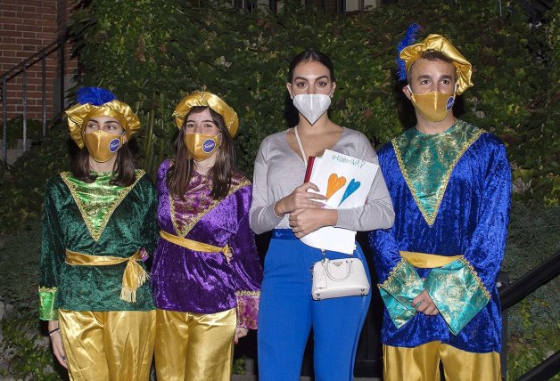 Georgina Rodríguez junto a sus pajes de la ONG y un dibujo que le regaló algún niño.