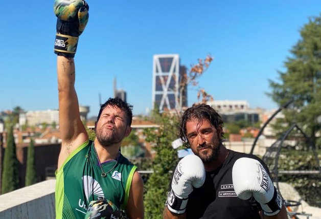 Antonio Orozco y su amigo Pablo López practicando boxeo juntos.