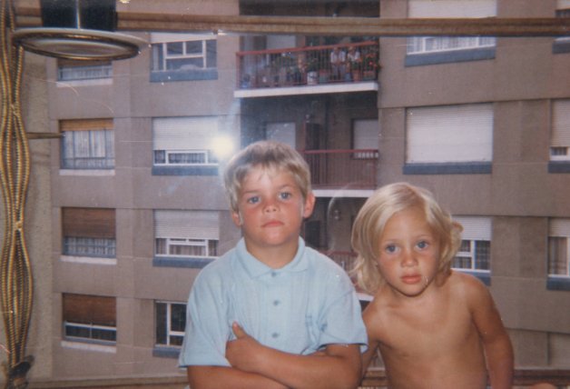 Álex, de pequeño, junto a su hermana Cristina.