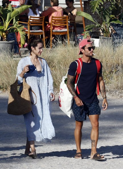Adara Molinero y Rodri Fuertes camino de la playa en Ibiza.