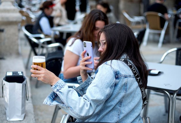 Terraza de un bar en Ourense a primera hora de hoy lunes, primer día de desescalada en Fase 1.