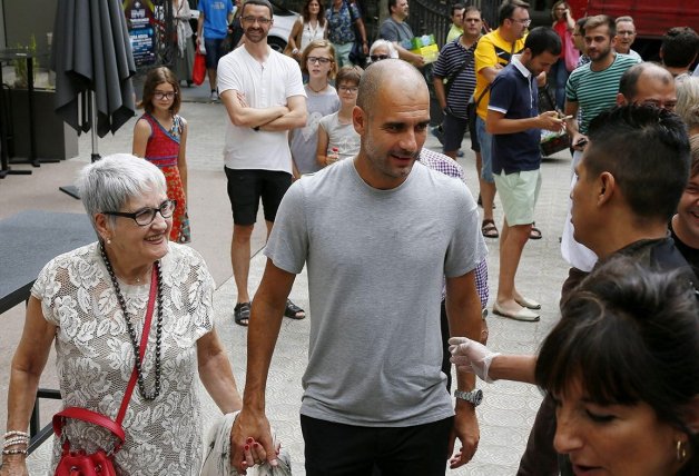 Josep Guardiola y su madre Dolors Sala.