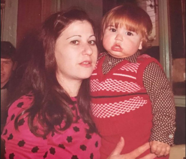 Antonio Orozco de pequeño, con su madre.