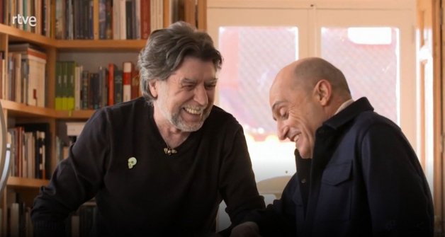 El cantautor Joaquín Sabina con el actor y humorista Pepe Viyuela durante la entrevista que hicieron en su casa.