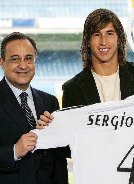 Sergio Ramos muy joven, junto a Florentino Pérez.