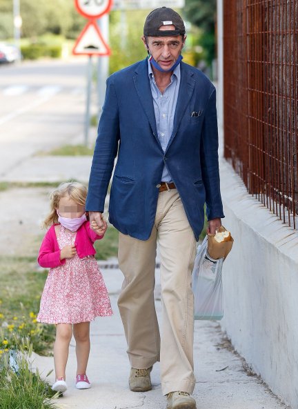 Alessandro Lequio con su hija Ginevra Ena por las calles de Madrid.