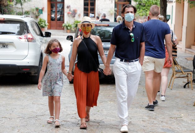 Chenoa y Miguel Sánchez Encinas pasean junto a la hija de él.