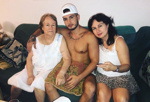 Omar Montes con su madre y su abuela en una imagen que subió a Instagram.