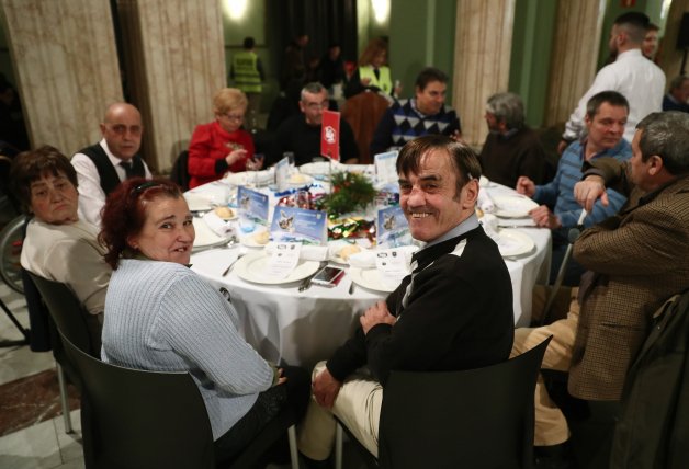 Participantes de la cena de Nochebuena para personas sin hogar organizada por Mensajeros de la Paz.