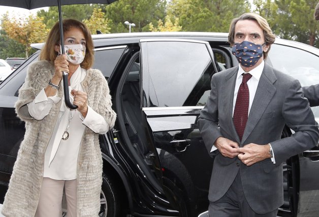 El expresidente, José María Aznar, y su mujer y ex alcaldesa de Madrid, Ana Botella, no dudaron en acercarse al tanatorio de La Paz.
