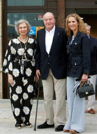 El rey Juan Carlos, la reina Sofía y la infanta Elena en el Real Club Náutico de Sanxenxo.