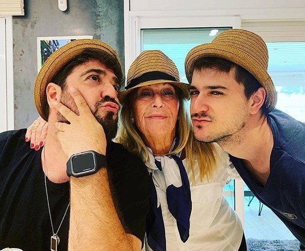 Antonio Orozco con su madre, Carmen, y su hermano Marcos.