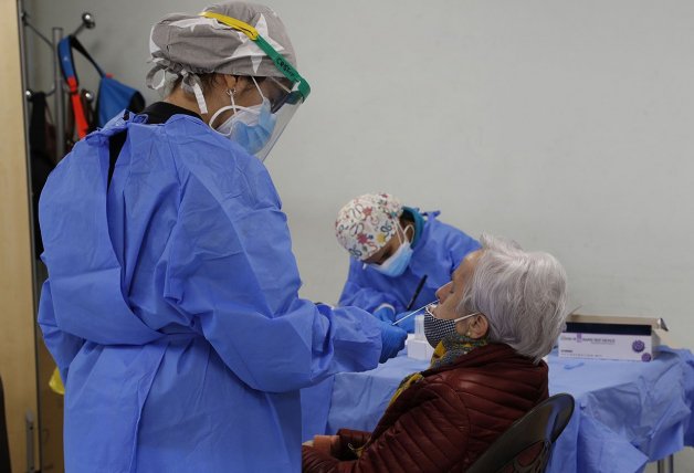 Personal sanitario del SERMAS realizando pruebas de antígenos en el Centro de Mayores El Almendro.
