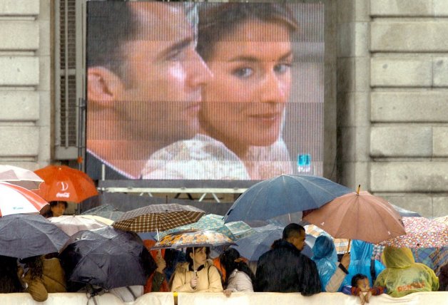 A pesar de la lluvia, ¡muchos salieron a la calle para ver a los novios!