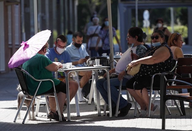 Varios clientes toman sus consumiciones en una terraza de Sant Boi (Barcelona).