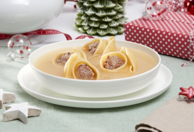 Sopa de Navidad con caracolas rellenas.