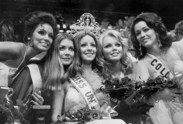 Como "Miss Universo" con las otras finalistas.