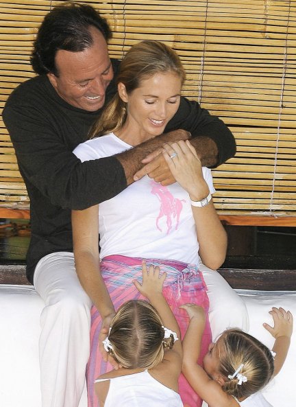 Julio Iglesias y Miranda Rijnsburger junto con las gemelas, Cristina y Victoria.