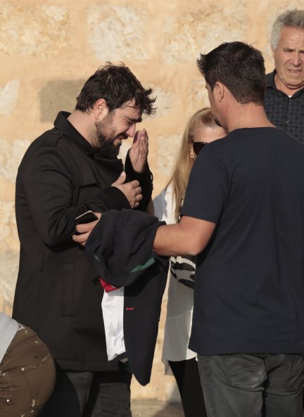 Antonio Orozco, en el funeral de la madre de su hijo.