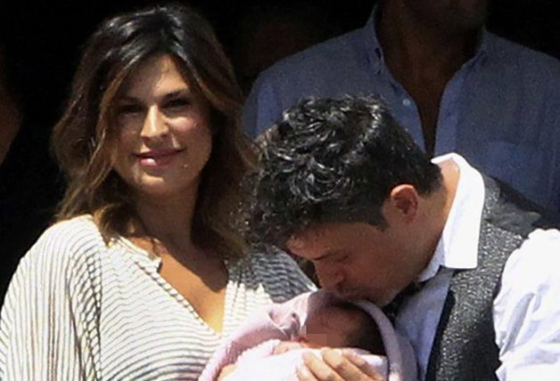 Raquel Perera y Alejandro Sanz dando la bienvenida a su hija Alma, en 2014.