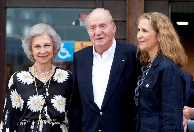 La infanta Elena junto a sus padres, en una imagen de archivo.