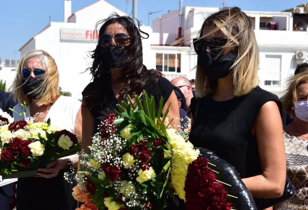 Paz Padilla y su hija Anna Ferrer sosteniendo una corona de flores en el funeral de Antonio Vidal.