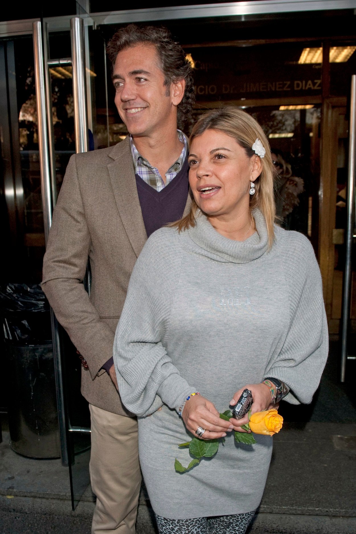 Terelu Campos y su pareja Carlos Pombo, a la salida del hospital tras la intervención en 2012.
