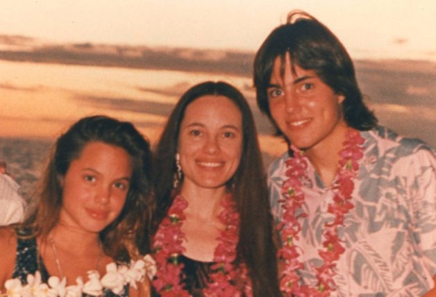 Angelina, de adolescente, con su madre y su hermano.