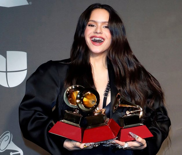 Rosalía muestra feliz los tres premios Grammy Latinos que ganó en 2019.