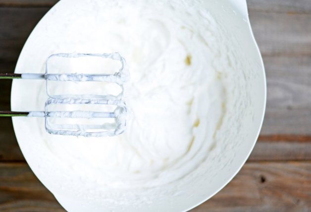 Un truco básico para hacer nata es que esté muy fría, al igual que tus utensilios de cocina.