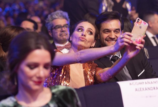 Vanesa Romero y su novio, Alberto Jiménez, haciéndose un selfi en la entrega de premios Forqué.