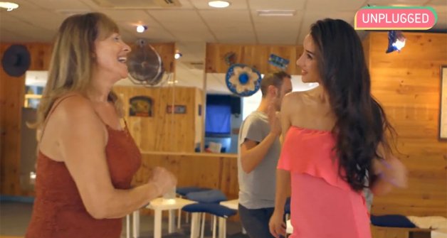 La joven bailando con su abuela.