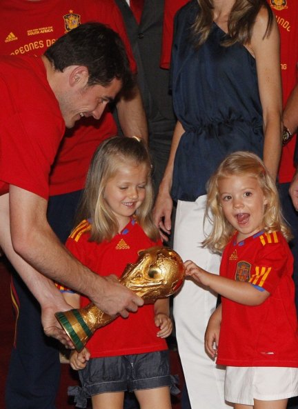 Íker Casillas dejándoles la Copa del Mundo a la Princesa Leonor y a la Infanta Sofía. 