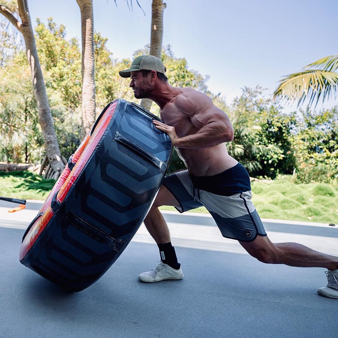 Chris Hemsworth entrenando en casa.