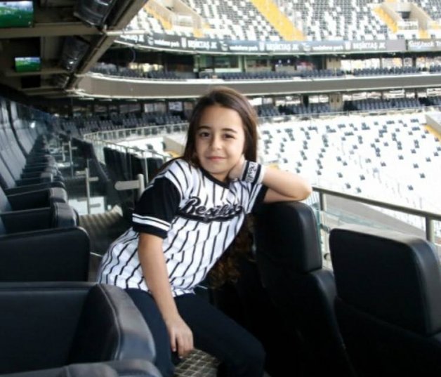 Beren vistiendo la camiseta de su club de fútbol favorito.