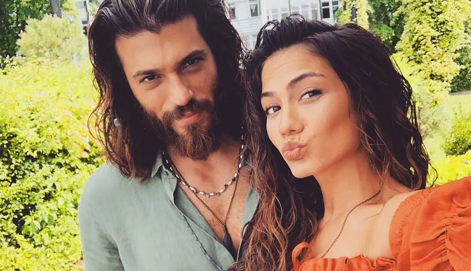 Demet Özdemir y Can Yaman, en un 'selfie' durante el rodaje de 'Erkenzi kus'.