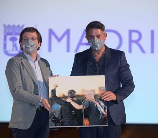 El alcalde de Madrid, José Luis Martínez-Almeida haciendo entrega de la foto del concierto Alejandro Sanz.