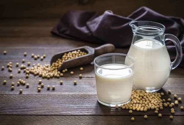 La leche o bebida de soja tiene múltiples beneficios para la salud.