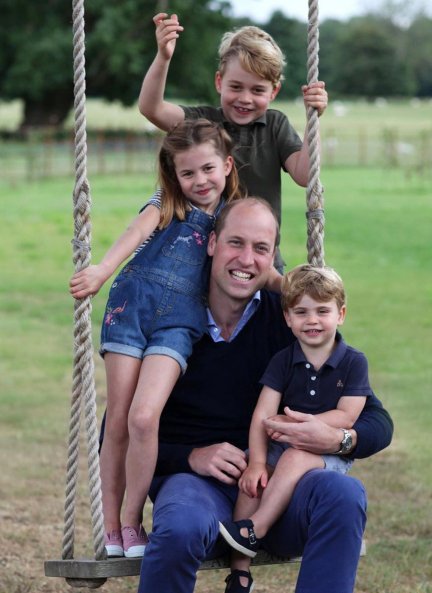 El Príncipe Guillermo con sus tres hijos Charlotte, Louis y George en una foto del año pasado.