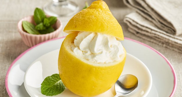 Limón relleno con crema de limón.