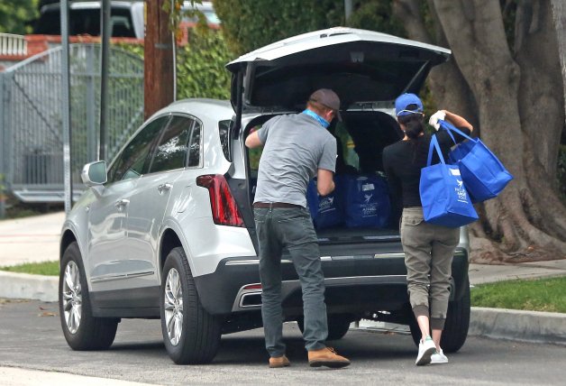 Sacaron ellos mismos las bolsas del maletero de su coche y las repartieron en 20 hogares de West Hollywood.