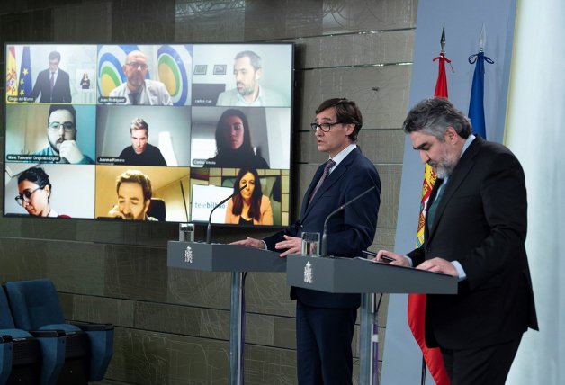 El ministro de Cultura, José Manuel Rodríguez Uribes y el de Sanidad, Salvador Illa, durante la rueda de prensa ofrecida este martes en el Palacio de la Moncloa.