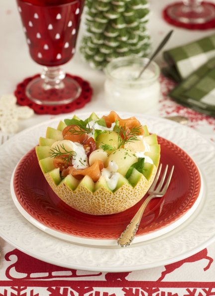 Melón relleno de ensalada de salmón ahumado